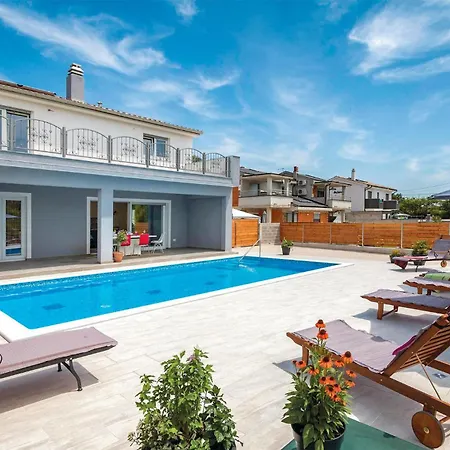 Holiday home 4 Bedroom Stunning In